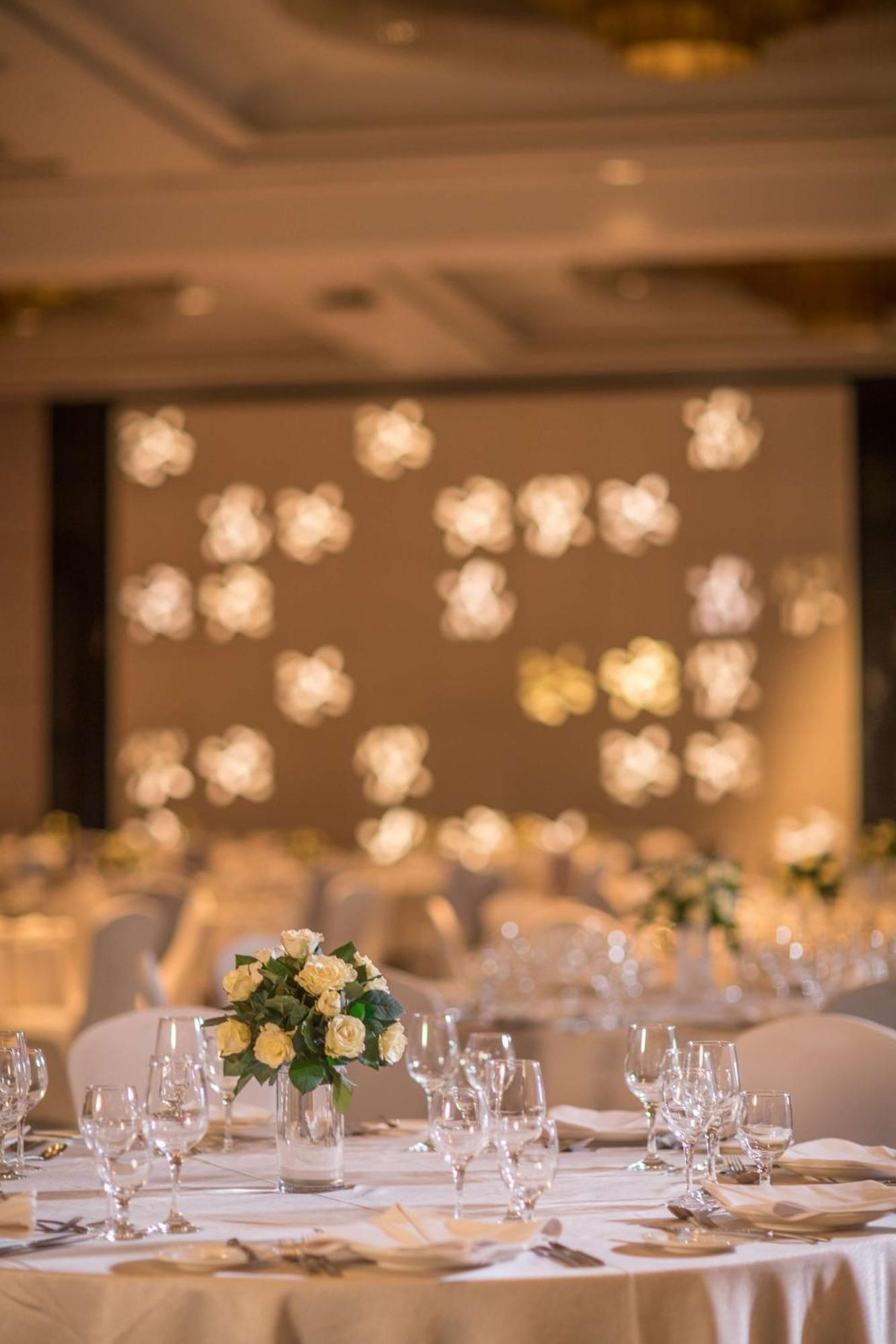 Hotel Radisson Blu Cebú Exterior foto The interior of the ballroom