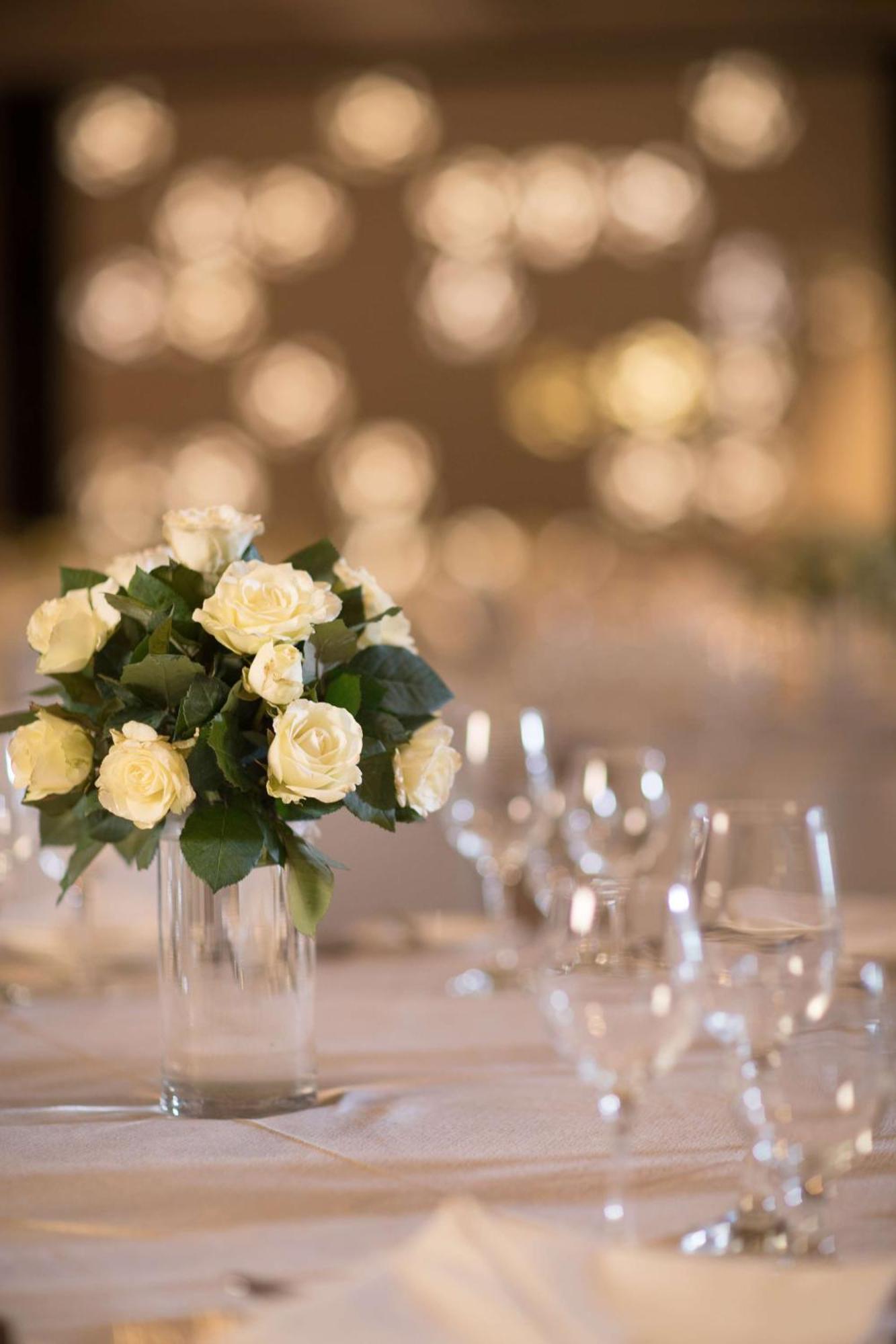 Hotel Radisson Blu Cebú Exterior foto A bouquet of white roses
